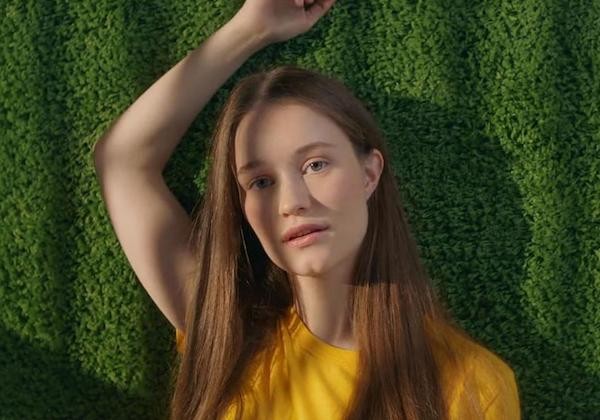 Sigrid - 'Strangers' music video.