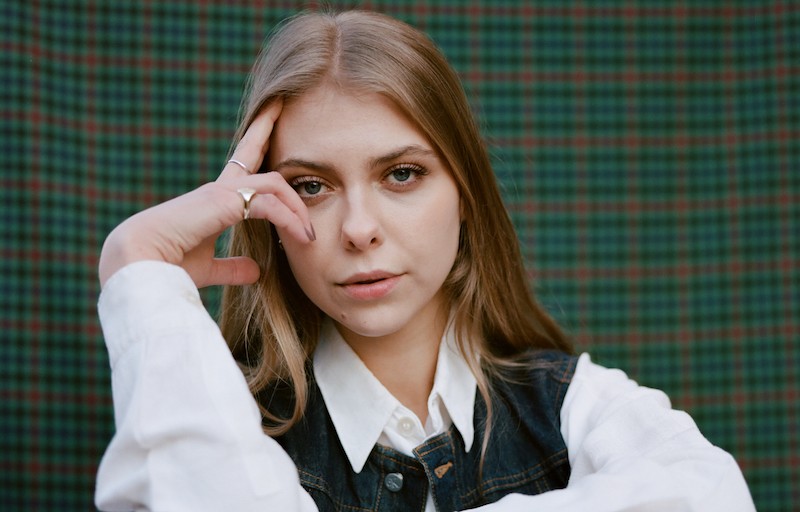 Listen: Thea's new song 'Inside Out 