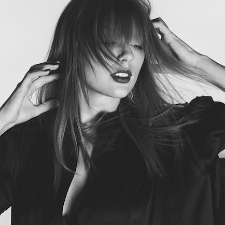 Taylor Swift on the cover of Elle US, April 2019. | Coup de